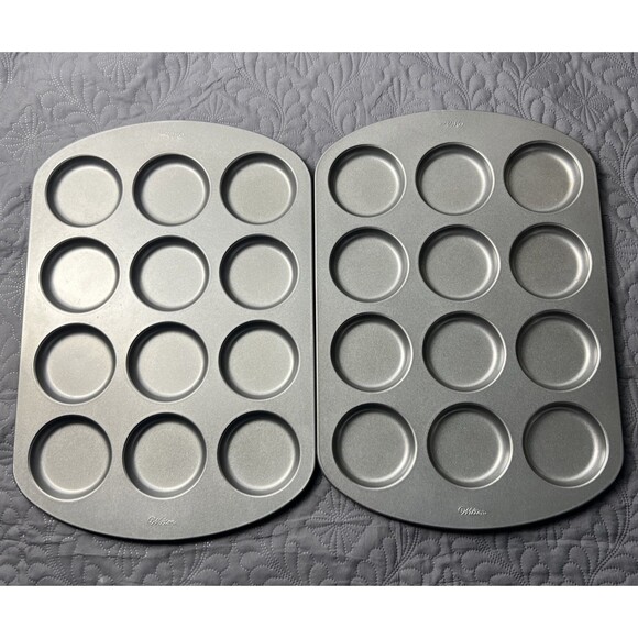 Wilton Muffin Pan Heavy Gauge Steel  12 Cup - 2 Pack Bakers Lot Cake Treats Home - Picture 2 of 8